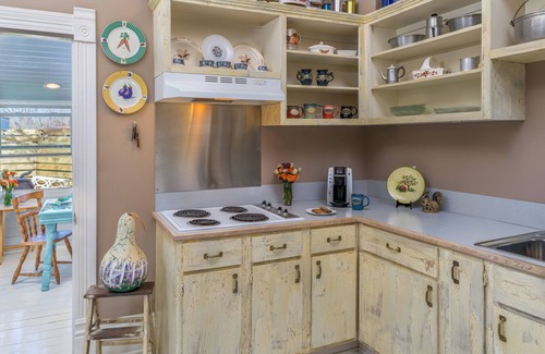 Rayne Cabaña | Prairie Haven: Spacious Private Cottage in Cajun Country with 2 Bedrooms, Jetted Tub, and Garden Views