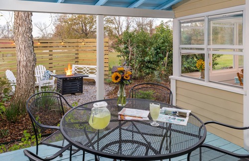 Rayne Cabaña | Prairie Haven: Spacious Private Cottage in Cajun Country with 2 Bedrooms, Jetted Tub, and Garden Views