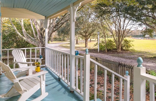 Rayne Cabaña | Prairie Haven: Spacious Private Cottage in Cajun Country with 2 Bedrooms, Jetted Tub, and Garden Views