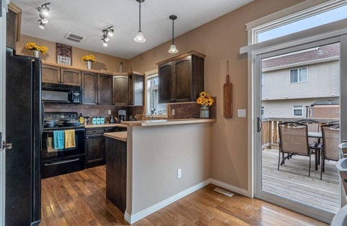 Sylvan Lake Casa | Prairie Oasis | Sleeps 16+ | BBQ, Fire Pit & Loft!