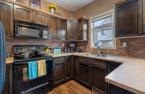 Sylvan Lake Casa | Prairie Oasis | Sleeps 16+ | BBQ, Fire Pit & Loft!