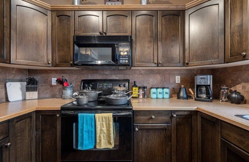 Sylvan Lake Casa | Prairie Oasis | Sleeps 16+ | BBQ, Fire Pit & Loft!