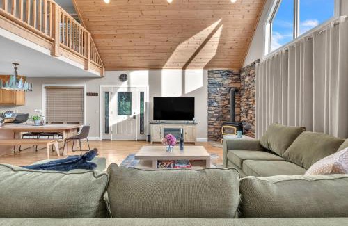 Glencoe Casa | Prasad Retreat - Sunny Home with Deck & Air Hockey home