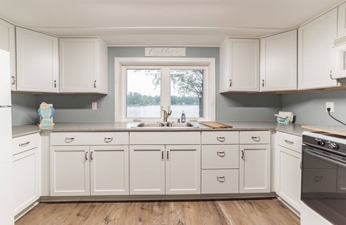 Gladwin Casa | Pratt Lake Peninsula: Enjoy Beautiful Fall Colors and Cozy Lakeside Moments !