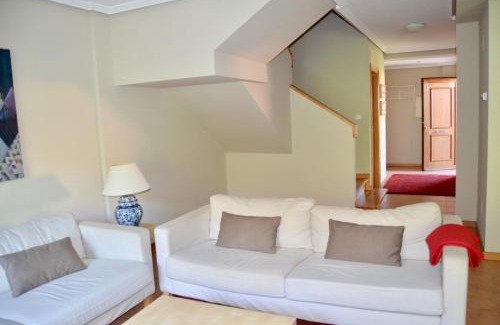 Mino Casa | Precioso adosado en Urbanización con campo de golf
