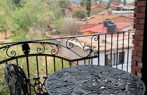Mazamitla Apartamento | Precioso Cuarto Familiar con Balcón en el Centro (6 pax)