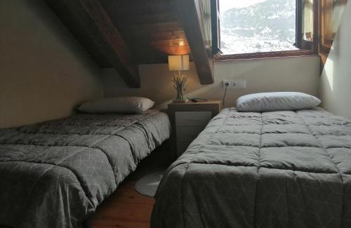 Taull Apartamento | Precioso triplex con jardín y Wifi Puig Falcó 1