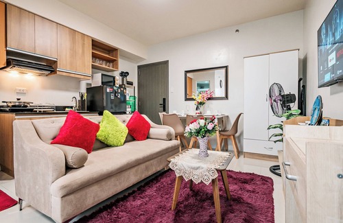 Las Pinas Apartamento | Precious Florannjoe - Chic New Studio with Best Care