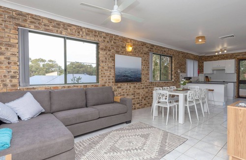 Hawks Nest Casa | Prelude Penthouse – stroll to the beach