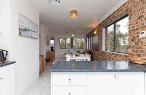 Hawks Nest Casa | Prelude Penthouse – stroll to the beach