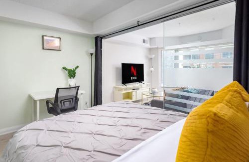 Bloor-Yorkville Apartamento | Premier 1BR Condo in Yorkville's Finest Building