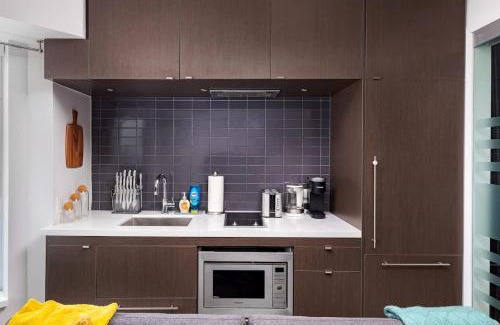 Bloor-Yorkville Apartamento | Premier 1BR Condo in Yorkville's Finest Building
