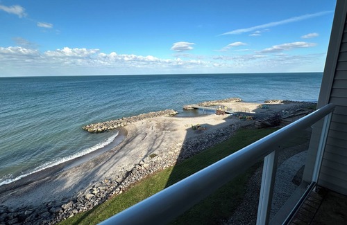 Geneva Condominio | Premier 2 br/3ba Lakefront condo Sleeps 4 Also has Lakeview from Master Bedroom