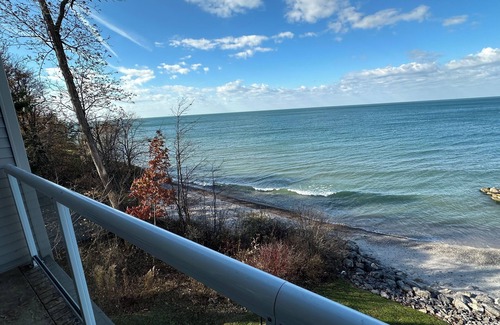 Geneva Condominio | Premier 2 br/3ba Lakefront condo Sleeps 4 Also has Lakeview from Master Bedroom