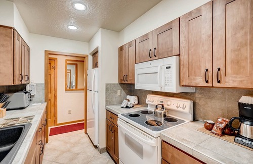 Lakeside Village Condominio | ¡NUEVO LISTADO! Premier 2BR / 2BA en Lakeside Village- ¡Esquí para niños gratis!