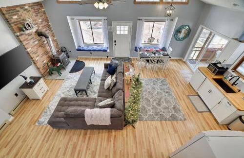 Bushkill Casa | Premier Cozy Cabin - Free Amenities & Comm Indoor Pools