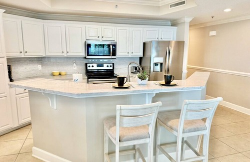 Orange Beach Condominio | Premier Location, Now Pet Friendly! Spacious Condo With Great View Of The Bay!