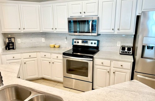 Orange Beach Condominio | Premier Location, Now Pet Friendly! Spacious Condo With Great View Of The Bay!