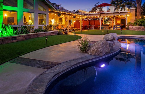Fallbrook Casa | Una casa de alquiler de estreno que ofrece comodidades y áreas de salón al aire libre como ninguna otra.