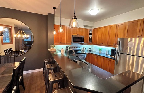 East Kootenay Casa | Premier Riverbend Townhome in Panorama BC, Waterfront, Prime location, Sleeps 7