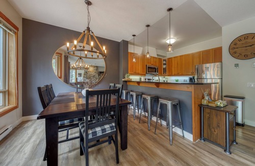 East Kootenay Casa | Premier Riverbend Townhome in Panorama BC, Waterfront, Prime location, Sleeps 7