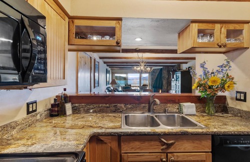 Dillon Condominio | Premier Scenic Lakefront Luxury- Heart of Colorado Ski Country
