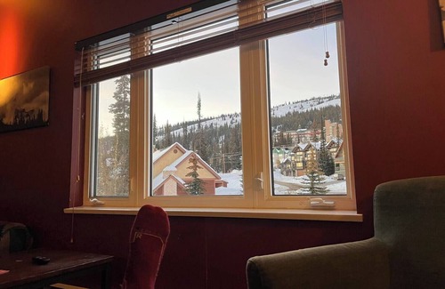 Big White Ski Resort Apartamento | Premier Ski-In/Ski-Out Condo at the Heart of Big White Resort
