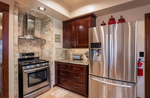 Mariposa Casa | Premier Town Villa en el área de Yosemite con jacuzzi, patios y cancha deportiva