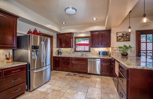 Mariposa Casa | Premier Town Villa en el área de Yosemite con jacuzzi, patios y cancha deportiva
