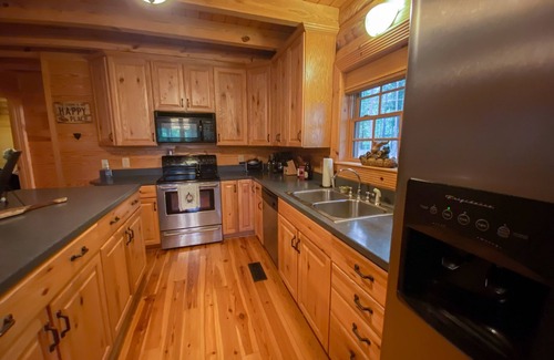 Elrod Cabina | Premiere Family Getaway Cabin Near UA and MSU: Wood Haven Retreat and Farm