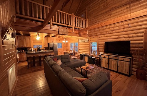 Elrod Cabina | Premiere Family Getaway Cabin Near UA and MSU: Wood Haven Retreat and Farm