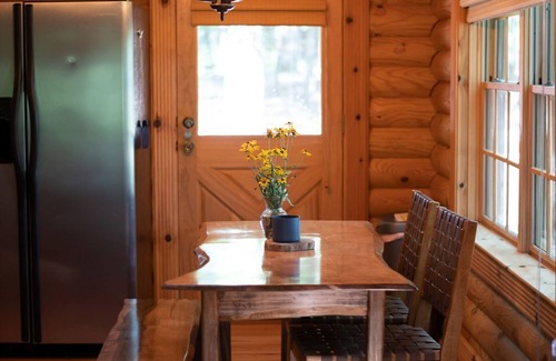 Elrod Cabina | Premiere Family Getaway Cabin Near UA and MSU: Wood Haven Retreat and Farm