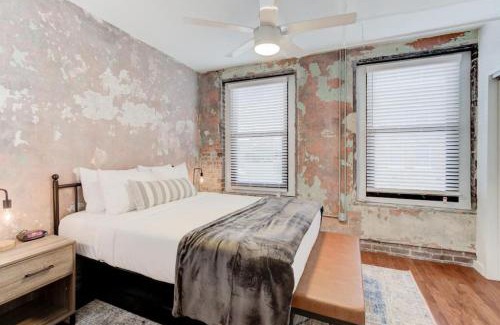 South Main Historic District Apartamento | Premiere Location - Historic w Modern Amenities!