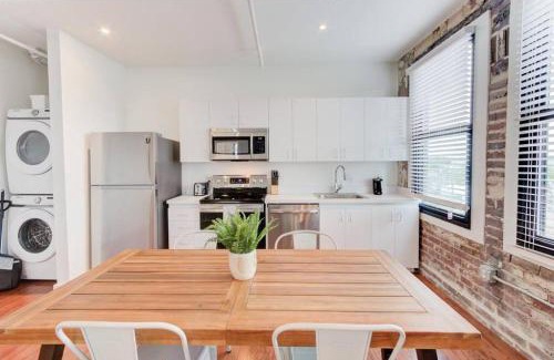 South Main Historic District Apartamento | Premiere Location - Historic w Modern Amenities!