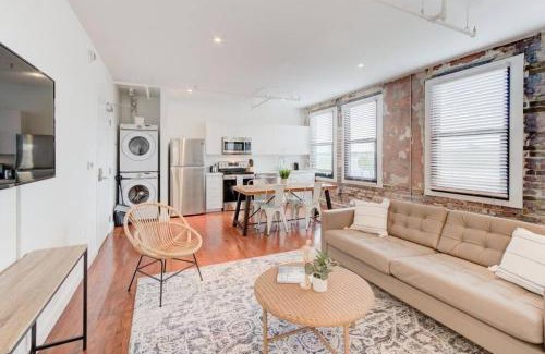 South Main Historic District Apartamento | Premiere Location - Historic w Modern Amenities!