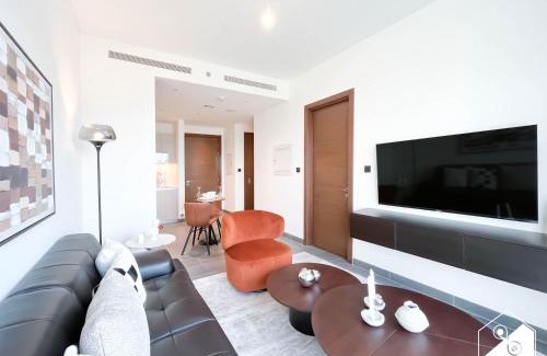 Nad Al Sheba Apartamento | Premium 1BR Retreat, Balcony Bliss, Pool & Gym