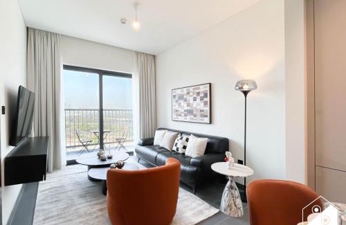 Nad Al Sheba Apartamento | Premium 1BR Retreat, Balcony Bliss, Pool & Gym