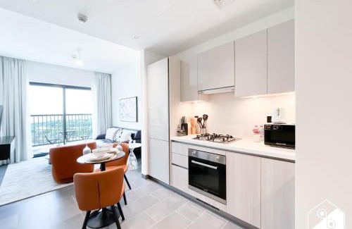 Nad Al Sheba Apartamento | Premium 1BR Retreat, Balcony Bliss, Pool & Gym