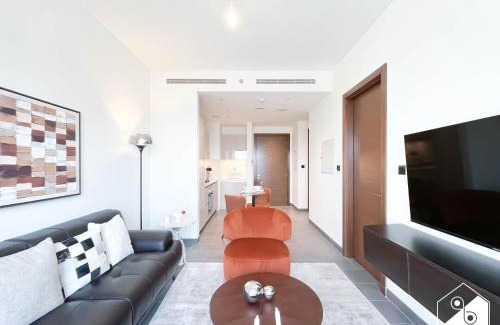 Nad Al Sheba Apartamento | Premium 1BR Retreat, Balcony Bliss, Pool & Gym