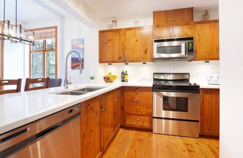 Village North Casa | Premium 2BR Townhome- HotTub,Pool, Free parking,AC
