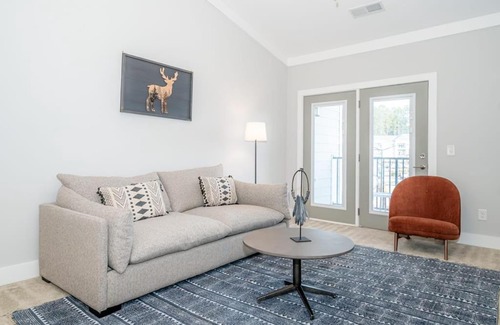 Morrisville Apartamento | Viagem Premium 2BR with Workspace, Balcony and Gym