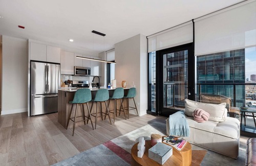 West Loop Apartamento | Premium 2BR with City Views + Easy Access