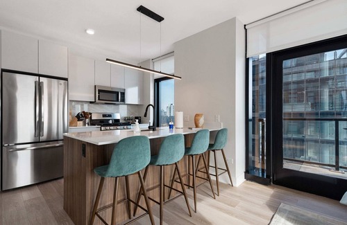 West Loop Apartamento | Premium 2BR with City Views + Easy Access