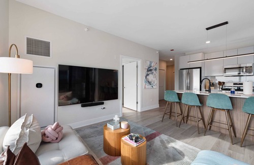 West Loop Apartamento | Premium 2BR with City Views + Easy Access