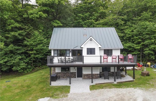 Central Vermont- Killington Casa | Premium 5 bedroom, pet friendly private home with hot tub 3 miles from the Skyship Bear