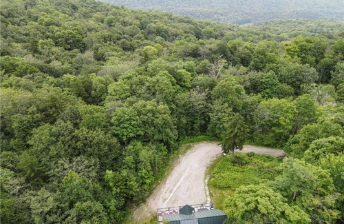 Central Vermont- Killington Casa | Premium 5 bedroom, pet friendly private home with hot tub 3 miles from the Skyship Bear