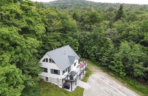 Central Vermont- Killington Casa | Premium 5 bedroom, pet friendly private home with hot tub 3 miles from the Skyship Bear