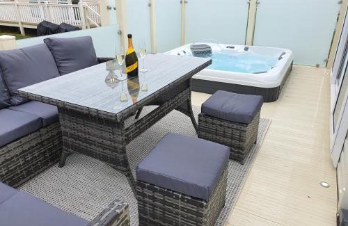 Ingoldmells Casa | Premium accommodation with luxury HOT-TUB and decking area, near Fantasy Island