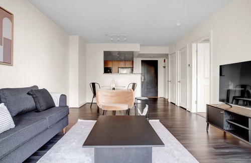 Woodmont Triangle Apartamento | Premium Bethesda 1BR w/ Concierge, Gym, W/D, walk to Metro, by Blueground
