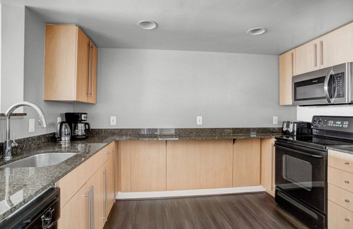 Woodmont Triangle Apartamento | Premium Bethesda 1BR w/ Concierge, Gym, W/D, walk to Metro, by Blueground